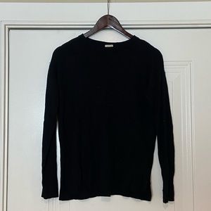 Black crew neck sweater-shirt